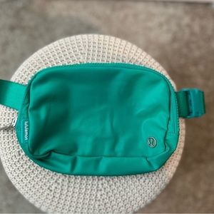Lululemon Everywhere
Belt Bag 1L(Emerald Ice)🤎